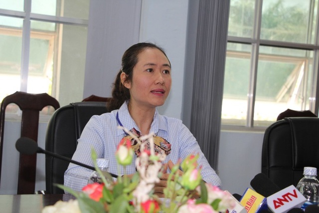 Vụ hàng trăm giáo viên bị chấm dứt hợp đồng: Sẽ tiếp tục xin chỉ tiêu biên chế - 1 Bà Ngô Thị Minh Trinh – Phó Chủ tịch UBND huyện Krông Pắk trao đổi với báo chí