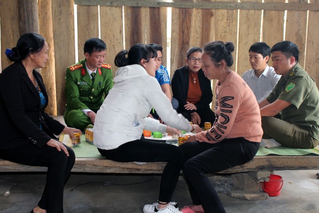Cô gái bị lừa bán, được giải cứu nhờ dòng tin nhắn gửi luật sư - 6 Ngày đoàn viên với gia đình, cả dân bản kéo đến hỏi thăm sẻ chia.