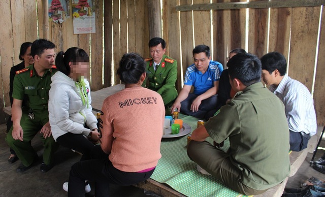 Cô gái bị lừa bán, được giải cứu nhờ dòng tin nhắn gửi luật sư - 4
Cơ quan công an bàn giao H. cho gia đình.