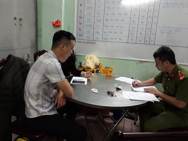 Phóng viên Báo Giao thông tố bị hành hung, giam lỏng ở quán bar - 1
Phóng viên Hứa Vĩnh Nhân làm việc với Công an phường Thạch Thang