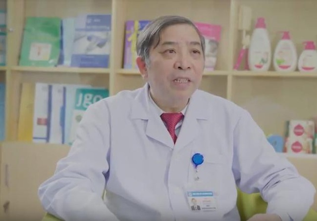 3 lợi ích bất ngờ khi dùng khăn ướt đúng chuẩn vệ sinh cho bé - 1 PGS.TS Vũ Bá Quyết - Giám đốc Bệnh Viện Phụ Sản Trung Ương chia sẻ cho bà mẹ kiến thức vệ sinh da