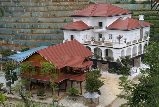 Đánh thuế 45% tài sản “bất minh”: Khoác áo “hợp pháp” cho tài sản tham nhũng? - 2
Biệt phủ xây dựng không phép của Ông Phạm Sỹ Quý, giám đốc Sở TN&MT tỉnh Yên Bái (Ảnh: N.Minh)