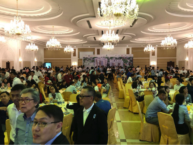 Sắp có trục đường trung tâm nghìn tỷ, giá bất động sản Biên Hoà tăng ngang Thủ Thiêm sau Tết - 2 Khách hàng chen nhau giữ chỗ tại lễ công bố Topaz Twins.