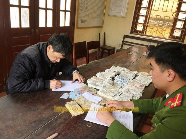 Trộm lẻn vào chùa “cuỗm” hết tiền trong hòm công đức - 1 Đối tượng Việt cùng số tiền trộm trong hòm công đức ở chùa Nội Long.