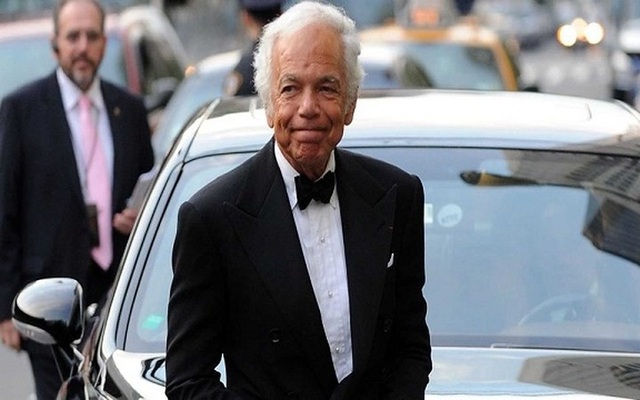 Những tỷ phú nổi tiếng thế giới đi lên từ hai bàn tay trắng - 11
Ralph Lauren sở hữu khối tài sản 6,3 tỷ USD. Lauren từng tốt nghiệp trung học ở Bronx, New York, nhưng sau đó bỏ học để tham gia Quân đội. Rồi khi làm việc tại Brooks Brothers, Lauren muốn trở thành nhà thiết kế và đến năm 1967 ông hiện thực hóa ước mơ của mình. Năm đó, thương hiệu Raph Lauren ra đời và Lauren bán cà vạt của mình với tên Polo. Đầu những năm 1970, Lauren giành được giải thưởng Coty American Fashion Critics. Logo có hình người đang chơi Polo cũng được ra đời trong quãng thời gian này.