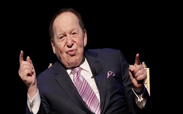 Những tỷ phú nổi tiếng thế giới đi lên từ hai bàn tay trắng - 2
Theo Bloomberg Businessweek, Sheldon Adelson, con trai của tài xế taxi, lớn lên tại Dorchester, Massachusetts, và bắt đầu bán báo ở tuổi 12. Ông hiện điều hành Las Vegas Sands, công ty casino lớn nhất thế giới, và được coi là nhà tài trợ chính trị cao nhất ở Mỹ với khối tài sản ròng 41 tỷ USD.