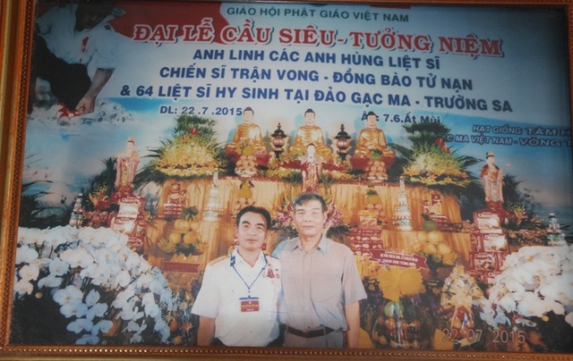 Cựu binh Lê Minh Thoa (trái) chụp hình cùng đồng đội trong đại lễ cầu siêu, tưởng niệm anh linh các anh hùng liệt sĩ, chiến sĩ trận vong, đồng bào tử nạn và 64 liệt sĩ hi sinh tại đảo Gạc Ma - Trường Sa.