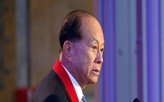 Những tỷ phú nổi tiếng thế giới đi lên từ hai bàn tay trắng - 3
Sau khi cha qua đời, ông trùm kinh doanh Li Ka-shing đã phải bỏ học để giúp đỡ gia đình. Năm 1950, ông bắt đầu công ty riêng của mình, Cheung Kong Industries, chuyên sản xuất chất dẻo lúc đầu nhưng sau đó sẽ mở rộng sang bất động sản. Hiện ông sở hữu khối tài sản trị giá 35 tỷ USD.