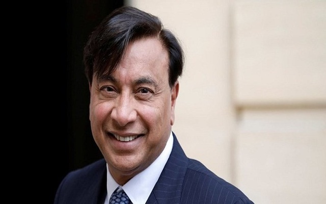 Những tỷ phú nổi tiếng thế giới đi lên từ hai bàn tay trắng - 6
Nhà kinh doanh thép Lakshmi Mittal sở hữu khối tài sản ròng 18,5 tỷ USD. Theo BBC, Chủ tịch và Giám đốc điều hành của ArcelorMittal sinh năm 1950 trong một gia đình nghèo ở bang Rajasthan ở Ấn Độ đã thiết lập cơ sở tài sản của mình trong hai thập niên qua bằng cách làm nhiều công việc kinh doanh trong ngành công nghiệp luyện thép tương đương với một kho giảm giá. Hiện Mittal điều hành công ty sản xuất thép lớn nhất thế giới và là một tỷ phú.