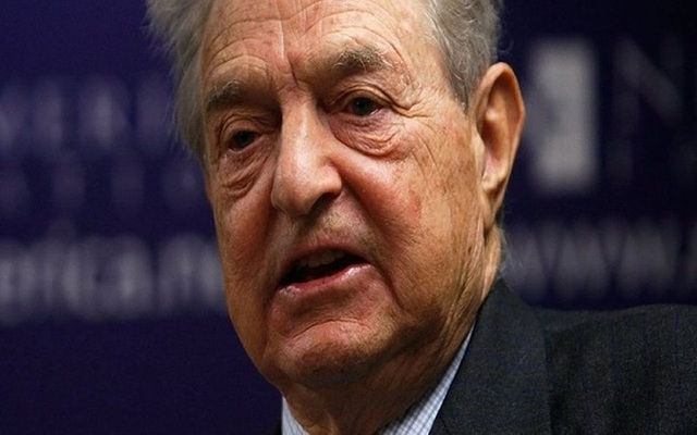 Những tỷ phú nổi tiếng thế giới đi lên từ hai bàn tay trắng - 9
Thương nhân huyền thoại George Soros hiện sở hữu khối tài sản 8 tỷ USD. Ở tuổi thiếu niên, Soros là con đỡ đầu của một nhân viên của Bộ Nông nghiệp Hungary. Năm 1947, Soros đến sống với người thân ở London. Soros làm phục vụ và trông coi đường sắt để học và tốt nghiệp. Trường Kinh tế London. Sau đó, Soros làm việc tại một cửa hàng lưu niệm trước khi làm tại ngân hàng ở thành phố New York.