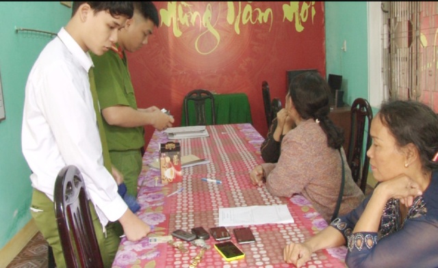 Chủ quán bắp rang bán… cỏ Mỹ để kiếm lời - 1 Bà Đỗ Thị Xuân (góc dưới bên phải) tại cơ quan công an