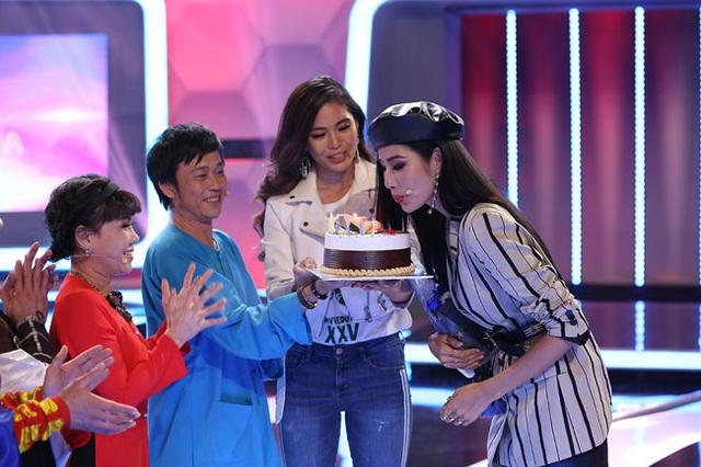 Á hậu Hoàng Thùy bật khóc khi được Hoài Linh, Việt Hương mừng sinh nhật - 3 Hoàng Thùy trải qua những phút giây đáng nhớ tại buổi ghi hình tập đầu tiên Người bí ẩn (Ảnh: Lê Nhân)