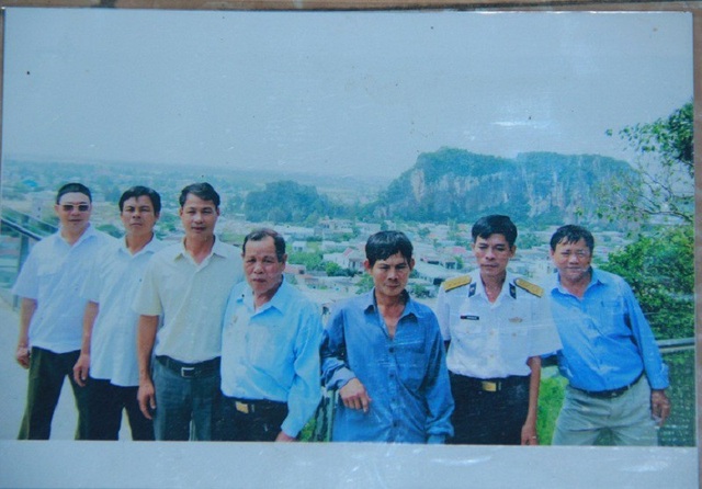  Cựu binh Lê Văn Đông (thứ 2 từ trái qua) trong một lần gặp lại đồng đội 