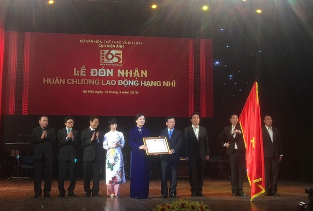 NSND Trà Giang nghẹn ngào trong lễ kỷ niệm 65 năm Điện ảnh Cách mạng - 1 Bộ trưởng Nguyễn Ngọc Thiện thừa uỷ quyền của Chủ tịch nước trao tặng Huân chương Lao động hạng Nhì cho lãnh đạo Cục Điện ảnh. Ảnh: Tùng Long.