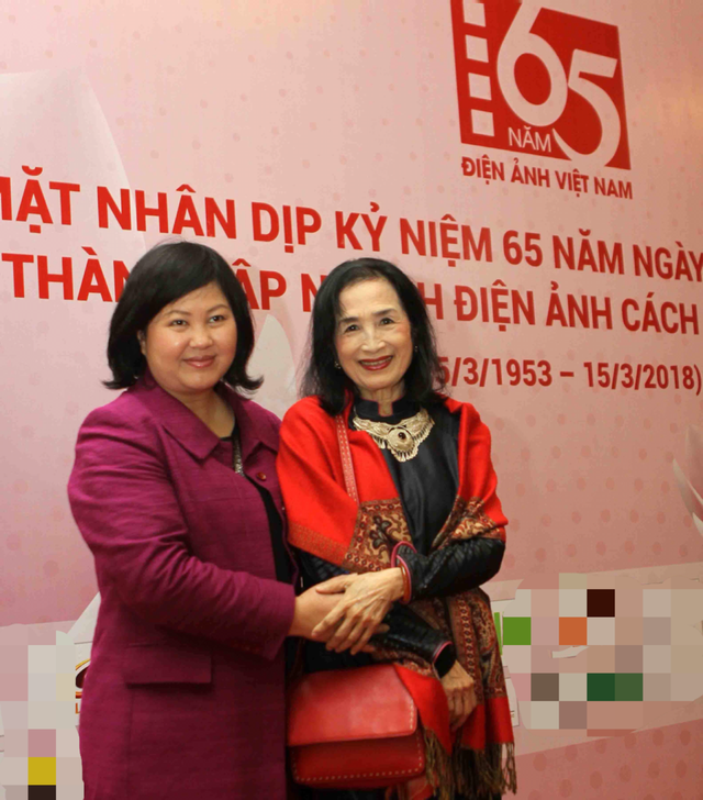 NSND Trà Giang nghẹn ngào trong lễ kỷ niệm 65 năm Điện ảnh Cách mạng - 2 NSND Trà Giang vui vẻ khi gặp lại đồng nghiệp nhưng lại nghẹn ngào khi phát biểu cảm tưởng trên sân khấu. Ảnh: H.G.
