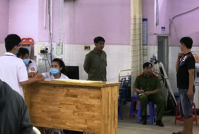 Kiểm tra công tơ điện, 4 nhân viên điện lực bị truy đuổi đến tận... bệnh viện - 5 Công an phường Tam Bình, quận Thủ Đức ghi lời khai những người có liên quan; đồng thời trích xuất camera anh ninh tại bệnh viện quận Thủ Đức để điều tra vụ việc.