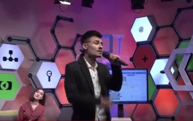 Bất ngờ trước hiện tượng mạng Hoa Vinh hát live trên VTV - 2 Anh thể hiện giọng hát thật với Ngắm hoa lệ rơi.