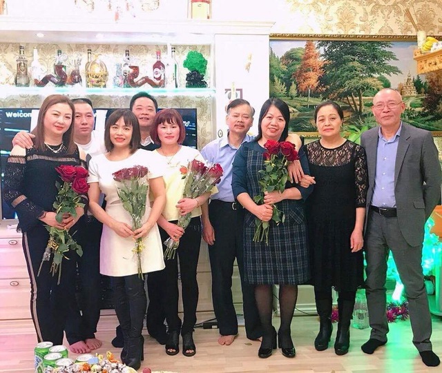 “Hoa hồng” cho phụ nữ Việt Nam tại Nga nhân ngày 8/3 - 3 Người Việt Nam ở khu nhà Reutovxkikhơ Opolchexev chụp ảnh kỉ niệm 8/3 (Ảnh: Võ Hoài Nam)