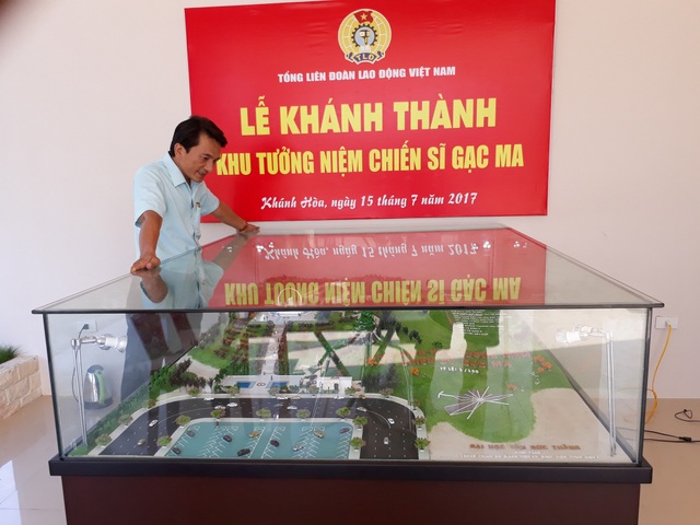 Gạc Ma: Trách nhiệm của giáo viên dạy Lịch sử phải tôn trọng sự thật - 1 Thầy Trần Trung Hiếu tại Lễ Khánh thành Khu tưởng niệm chiến sĩ Gạc Ma.
