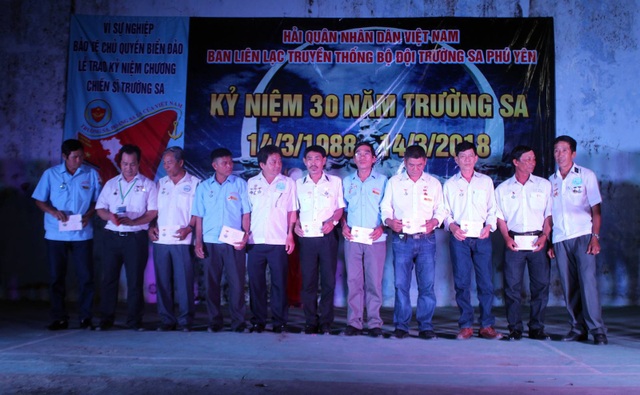 Hơn 500 cựu chiến binh Trường Sa tưởng nhớ những đồng đội Gạc Ma - 5 8 cựu chiến binh được nhận huy hiệu chiến sĩ Trường Sa