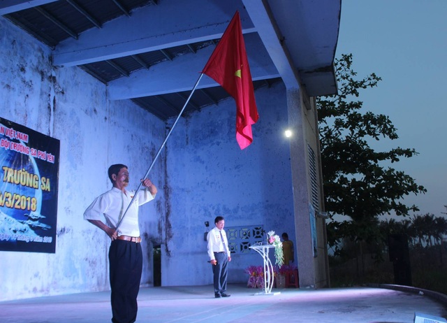 Hơn 500 cựu chiến binh Trường Sa tưởng nhớ những đồng đội Gạc Ma - 2 Nghi thức chào cờ tại buổi kỷ niệm 30 năm sự kiện Gạc Ma