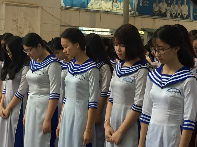 Chia sẻ xúc động của nữ sinh giỏi Sử trong lễ tưởng niệm sự kiện Gạc Ma - 3
Các em đã dành ít phút tưởng niệm các liệt sĩ hy sinh vì bảo vệ Tổ quốc.