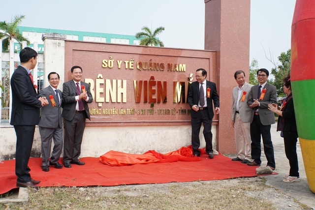 Lãnh đạo tỉnh Quảng Nam gắn biển Bệnh viện Mắt Quảng Nam