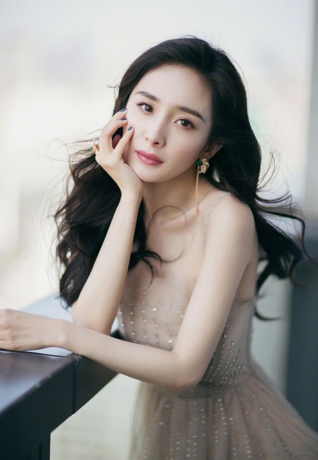 Dương Mịch được khen xinh như "công chúa" trên thảm đỏ - 3
Vẻ ngoài trẻ trung của gái một con Dương Mịch khiến mọi người không thể rời mắt khỏi cô.
