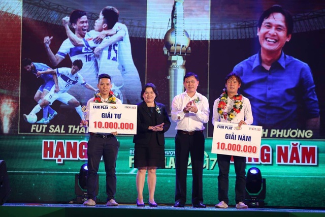 Văn Toàn giành giải fair-play 2017 - 2 Giải tư và giải năm lần lượt thuộc về CLB futsal Thái Sơn Nam và HLV Nguyễn Minh Phương (ảnh: Nguyễn Đình)