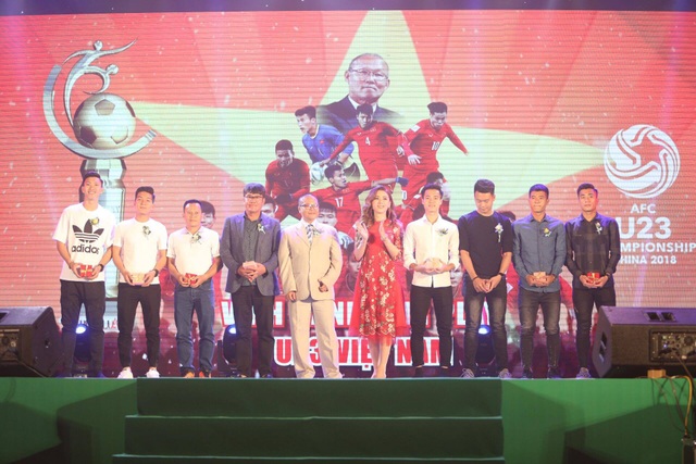 Văn Toàn giành giải fair-play 2017 - 3 Đội tuyển U23 Việt Nam được vinh danh vì những đóng góp cho sự phát triển của bóng đá Việt Nam, sau kỳ tích tại giải U23 châu Á 2018 (ảnh: Nguyễn Đình)