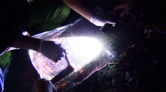 Đập kính ô tô trộm tài sản, “miếng mồi ngon” của bọn “đạo chích” - 3 Cảnh sát thu thập chứng cứ tại hiện trường một vụ đập kính xe trộm tài sản ở Bình Dương.