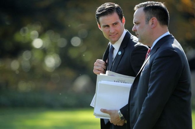 Trợ lý lâu năm của ông Trump bị sa thải khỏi Nhà Trắng - 1
Ông McEntee (trái) bị sa thải khỏi Nhà Trắng mà không được phép mang theo đồ đạc cá nhân (Ảnh: Getty)