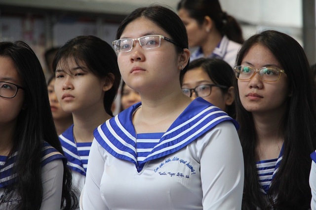 Chia sẻ xúc động của nữ sinh giỏi Sử trong lễ tưởng niệm sự kiện Gạc Ma - 2 Những gương mặt học sinh xúc động khi lắng nghe bài chia sẻ về sự kiện khiến 64 chiến sĩ hải quân Việt Nam hy sinh cách đây 30 năm