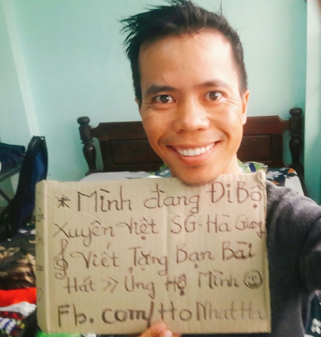 8x Phú Yên đi bộ xuyên Việt trong 113 ngày đêm chỉ với 100 nghìn đồng - 2 Trên đường đi, 8x này cũng tranh thủ sáng tạc nhạc tặng mọi người để có thêm chi phí.