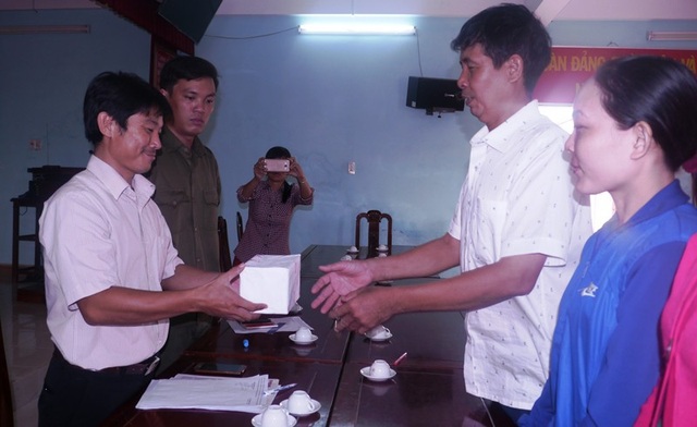 Công an xã tiếp nhận số vàng bỏ quên trong bao lúa - 1 Ông Thắng (trái) cùng 3 người cùng phát hiện số vàng trong bao lúa trao số vàng cho Công an xã Phước Hưng (huyện Tuy Phước, Bình Định).