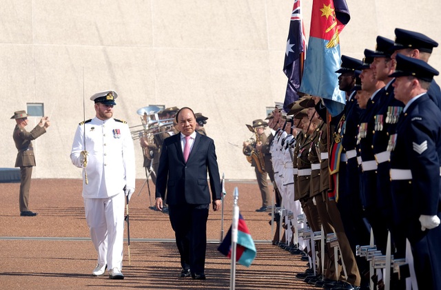Australia bắn 19 loạt đại bác chào đón Thủ tướng Nguyễn Xuân Phúc - 2 Thủ tướng Nguyễn Xuân Phúc duyệt đội danh dự