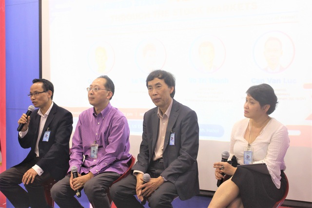 TS. Cấn Văn Lực: “Năm 2018 mà đầu tư vàng là lỗi thời” - 2 Các chuyên gia đều cho rằng ngân hàng là ngành đầu tư tốt trong năm nay. (Ảnh: Hồng Vân)