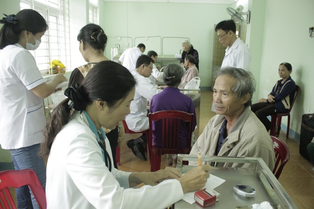 Quảng Ngãi: 600 người dân được khám bệnh miễn phí - 1 Ban Bảo vệ chăm sóc sức khỏe cán bộ (Thành ủy TP.HCM) phối hợp khám bệnh, cấp thuốc miễn phí cho người dân Sơn Mỹ