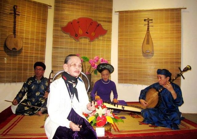 Cây đại thụ ca Huế qua đời ở tuổi 94 - 1 Nghệ nhân ca Huế - Minh Mẫn trong một lần trình diễn tại Câu lạc bộ ca Huế