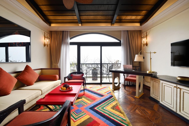 Châu Bùi sành điệu, hội ngộ Á hậu Tú Anh tại sự kiện ra mắt resort 5* sang chảnh nhất Sapa - 4 Ảnh 4: Phòng nghỉ sang trọng mang phong cách Đông Dương đặc trưng thời Pháp thuộc, cùng họa tiết trang trí đậm nét Sapa bản địa.