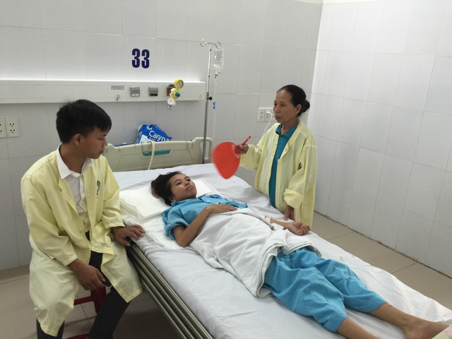 Sản phụ bị nhiễm trùng huyết đã khỏe mạnh và xuất viện - 1 Với nỗ lực của các bác sĩ Bệnh viện Đà Nẵng đã cứu được sản phụ Trần Thị Thúy Hồng và thai nhi trong bụng