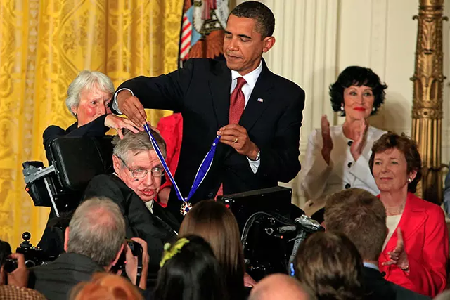 Cảnh báo cuối cùng của thiên tài Stephen Hawking dành cho nhân loại - 2 Cựu Tổng thống Obama trao huân chương cho nhà khoa học Stephen Hawking (Ảnh: AFP)