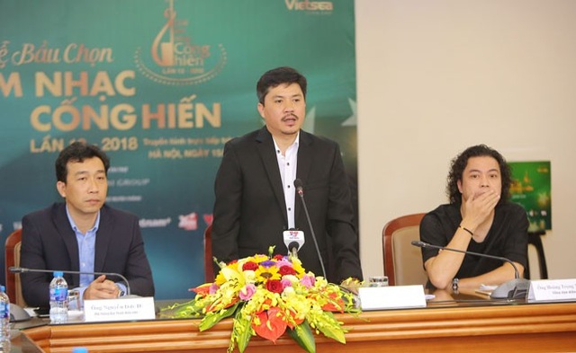 Mỹ Tâm bất ngờ “trở lại” giải Cống hiến, xóa tan những đồn thổi - 2 Ông Lê Xuân Thành, TBT Báo Thể thao & Văn hóa (giữa) cho biết chương trình đã chuẩn bị lường trước nếu xảy ra các tình huống không có trong kịch bản... (Ảnh: Hòa Nguyễn)