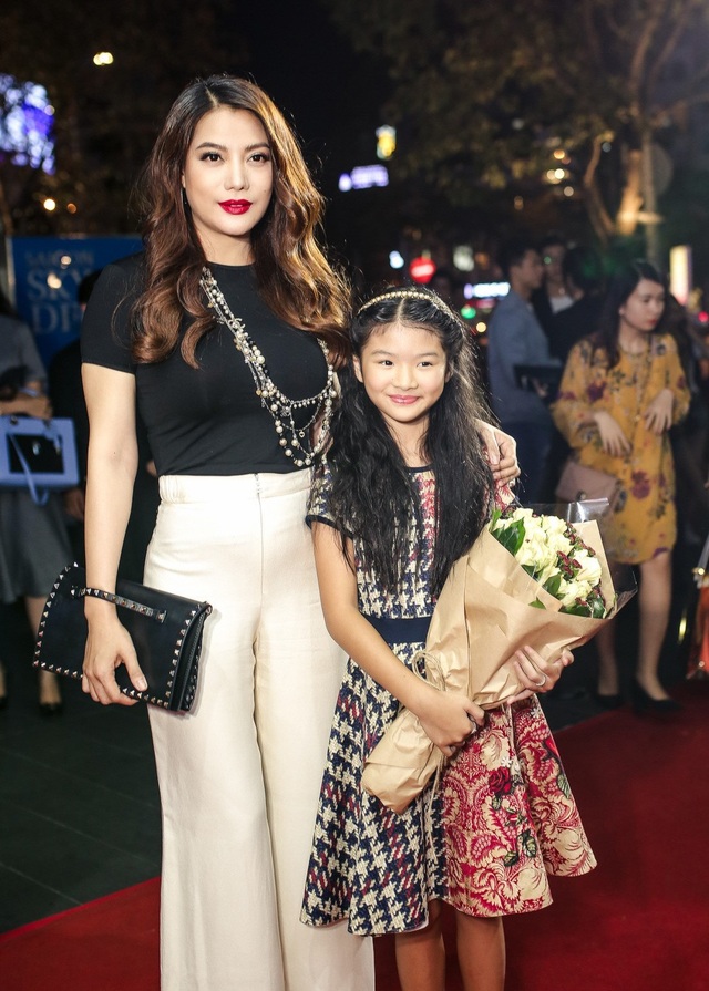 Trương Ngọc Ánh xuất hiện cùng con gái, Trần Bảo Sơn sánh đôi thảm đỏ với Elly Trần - 4 Đến chúc mừng Trần Bảo Sơn còn có vợ cũ – diễn viên Trương Ngọc Ánh và con gái Bảo Tiên.