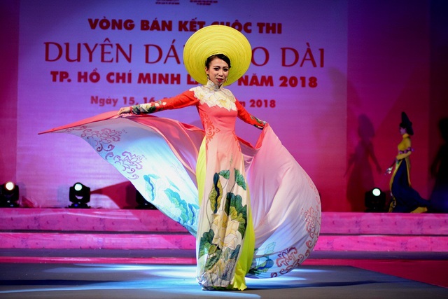 Cả thành phố Hồ Chí Minh "rạo rực" với áo dài - 7 Tuy chỉ là diễn viên phong trào nhưng tâm lý biểu diễn khá vững và xử lý tình huống khá tốt