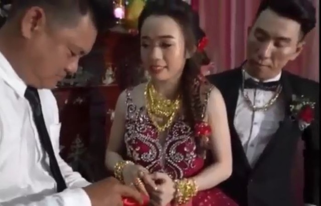Xôn xao hình ảnh cô dâu đeo vàng “trĩu cổ” trong đám cưới ở Cà Mau - 2 Số vàng được tặng nhiều đến nỗi, cặp đôi phải đeo kín hai tay và nặng trĩu cổ
