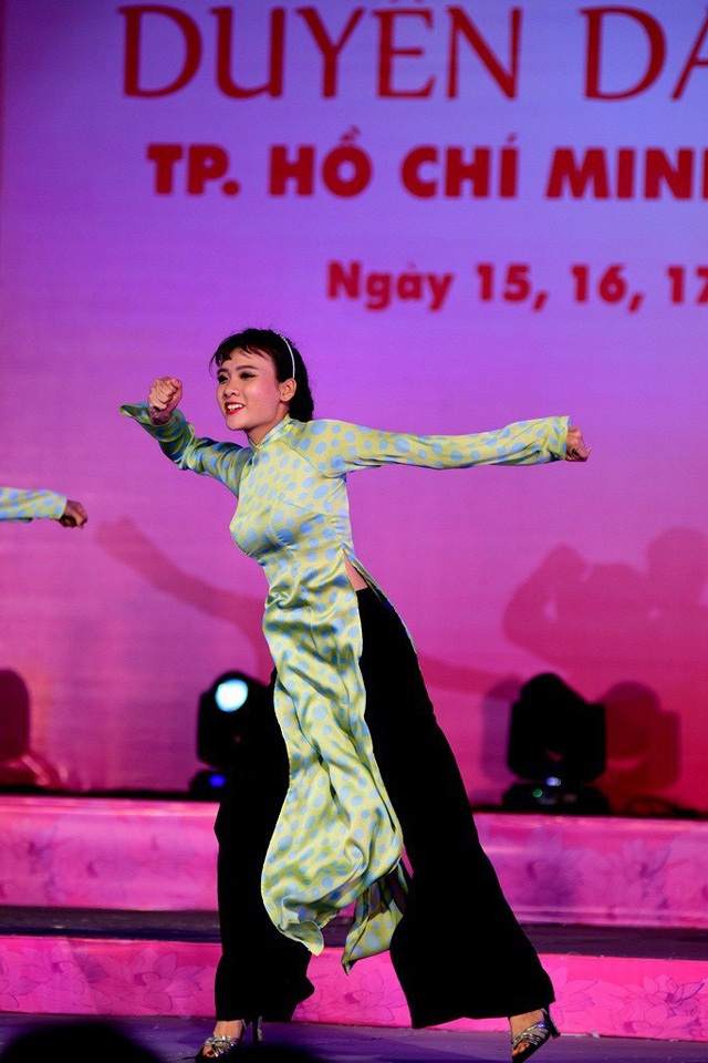 Cả thành phố Hồ Chí Minh "rạo rực" với áo dài - 2 “Ai nói áo dài là yếu đuối, mặc áo dài là bất tiện, không thoải mái!”, chị Phan Thị Hiền Trâm, quận 2, khán giả ngồi xem chia sẻ.