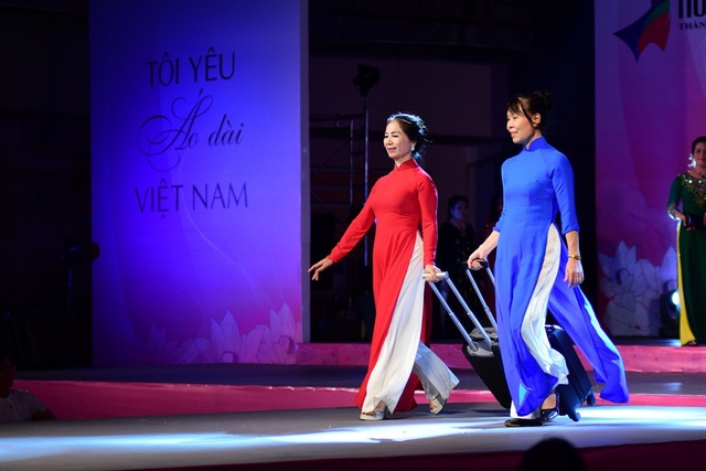 Cả thành phố Hồ Chí Minh "rạo rực" với áo dài - 4 Biểu diễn thần thái của công việc tiếp viên hàng không
