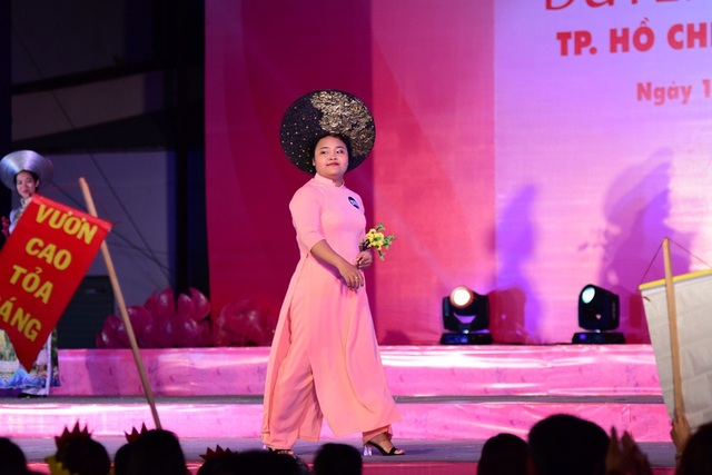 Cả thành phố Hồ Chí Minh "rạo rực" với áo dài - 5
Đây là thí sinh thuộc công đoàn nhà thiếu nhi quận Phú Nhuận. Thí sinh này nhận được nhiều sự tán dương của khán giả nhất khi tự tin sải bước biểu diễn