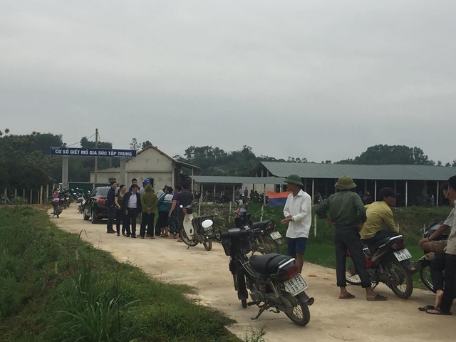 Vụ dân bao vây lò mổ: Toàn bộ số lợn dương tính với lở mồm, long móng - 1 Hàng chục người dân bao vây lò giết mổ Gia Phố (Hương Khê) hôm 16/3